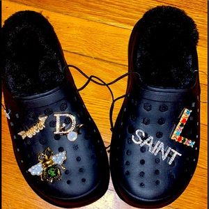 Size 6 just like Crocs with fur insulation! Comes with all charms.